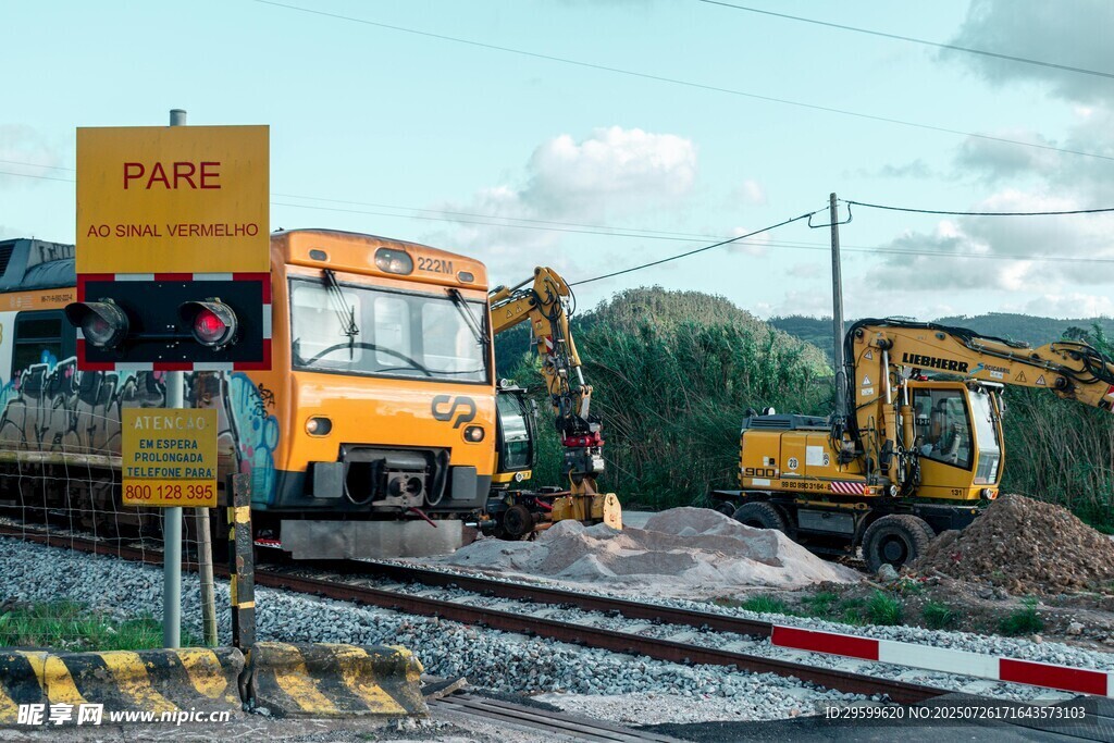 铁路施工现场的工程车辆