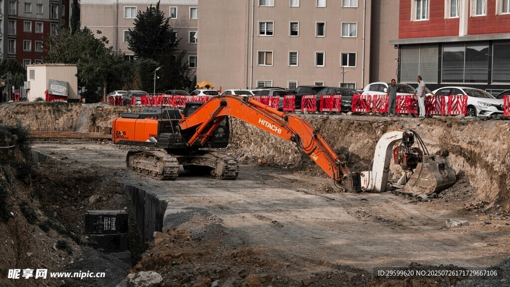施工现场的挖掘机作业