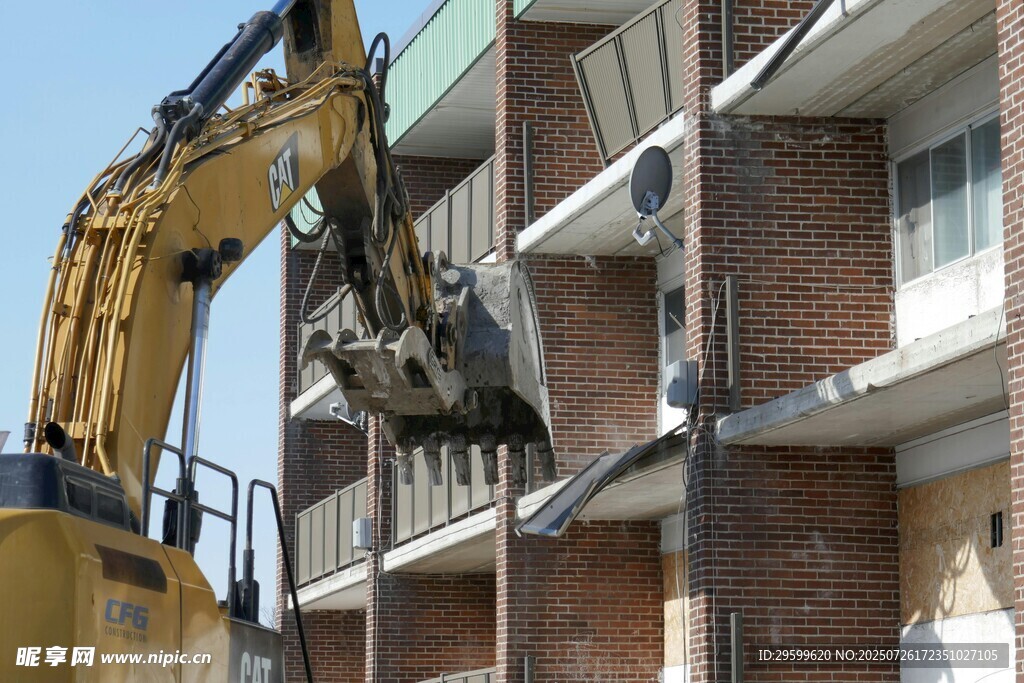 挖掘机拆除老旧居民楼