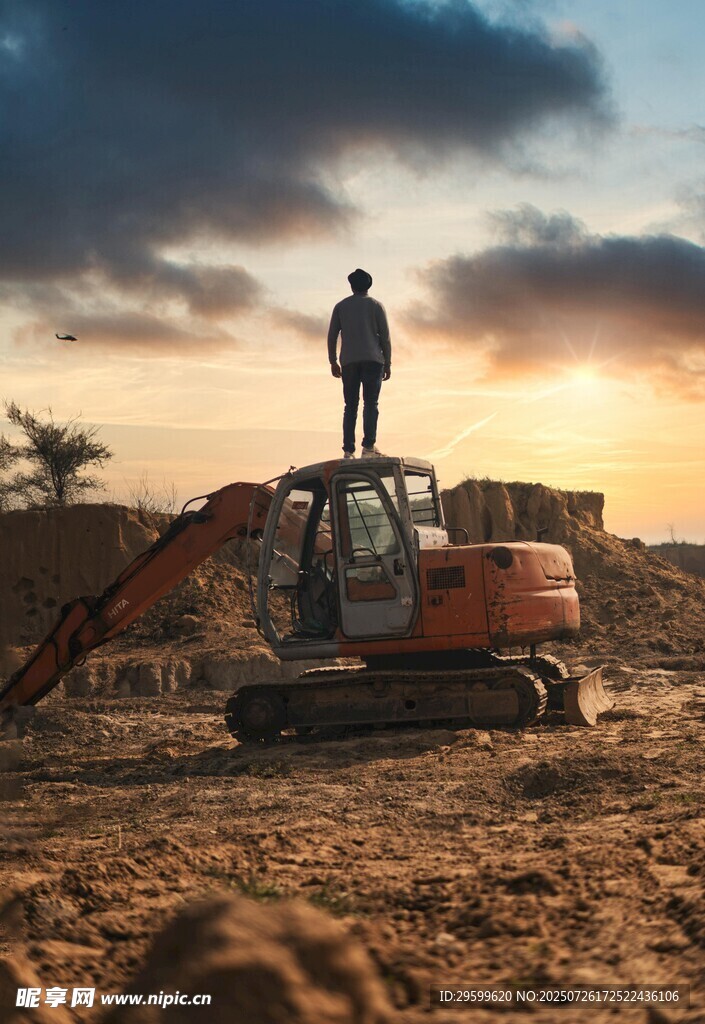 夕阳下挖掘机旁的身影