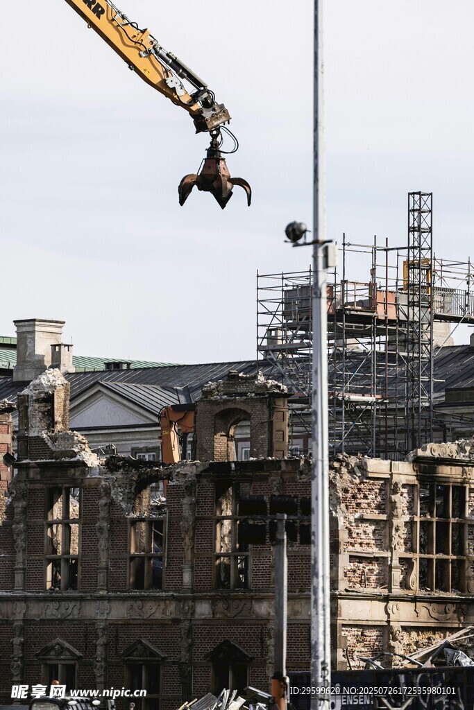 起重机于建筑旁作业