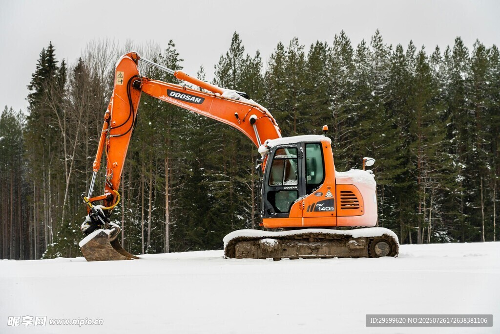 雪地中的橙色挖掘机