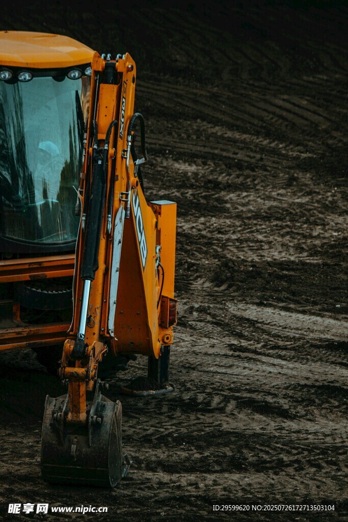 黄色挖掘机在作业