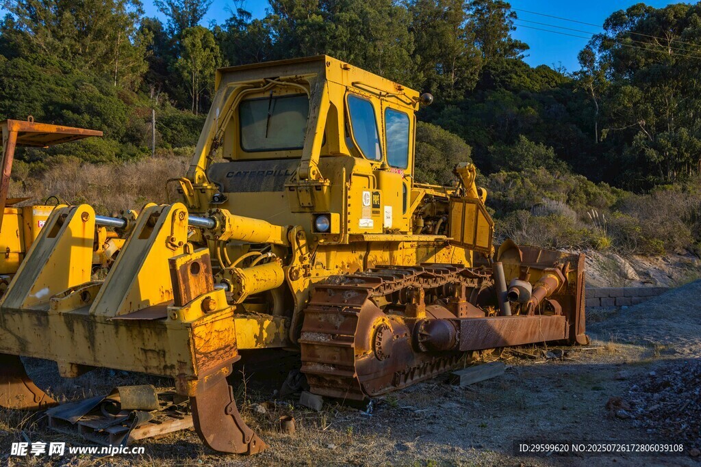 老旧黄色推土机停在户外