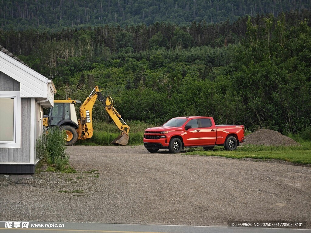 户外停放的皮卡与挖掘机