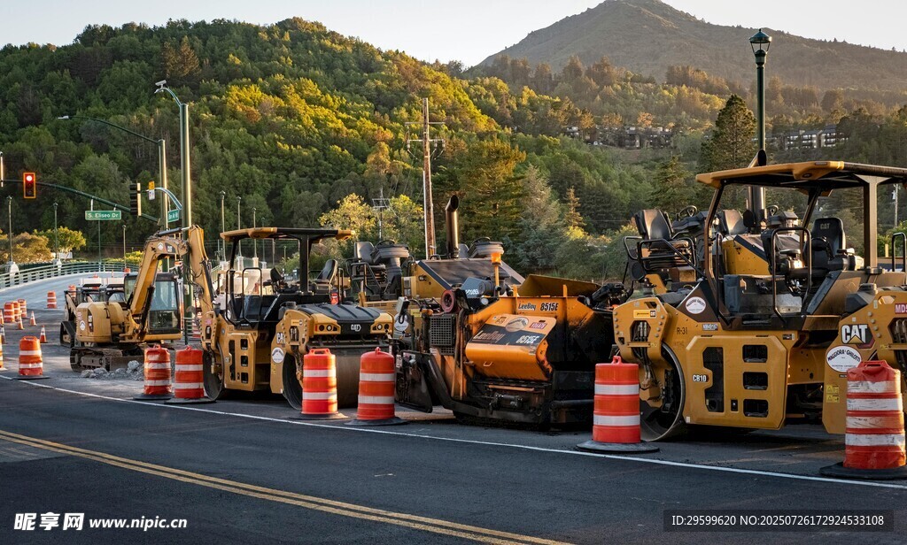 道路施工现场的工程车辆