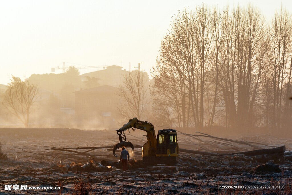 田野中的农机作业场景
