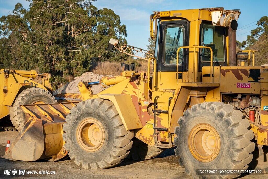 黄色装载机停在户外