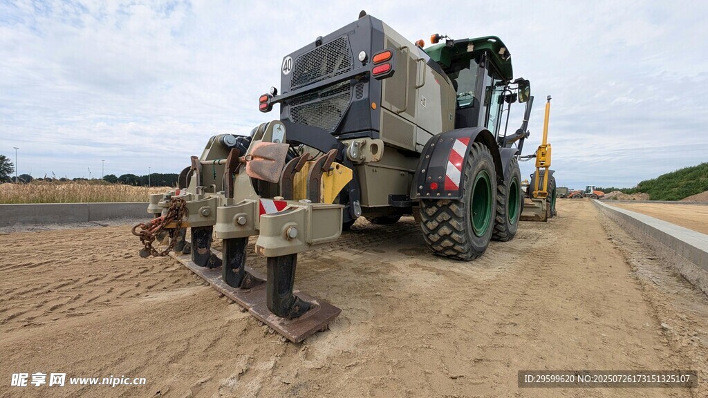 农田中工人操作农业机械