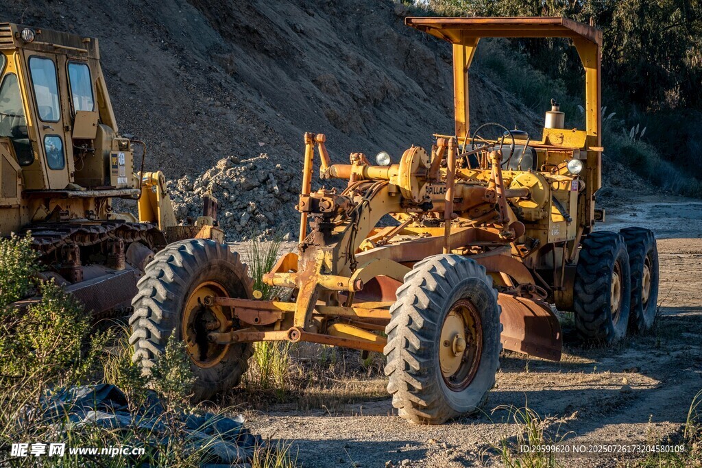 工地中的黄色重型工程车
