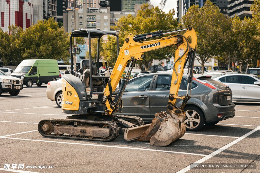 停车场中的小型挖掘机