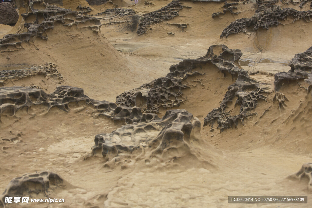 荒凉泥土地貌景观