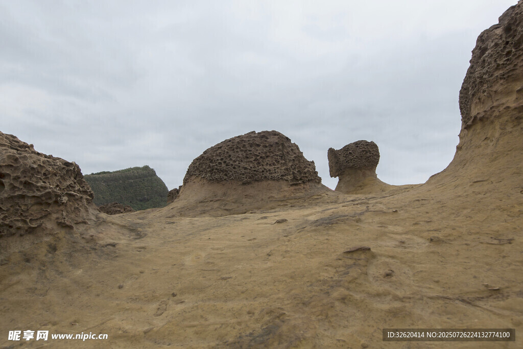 沙漠中的奇特岩石景观