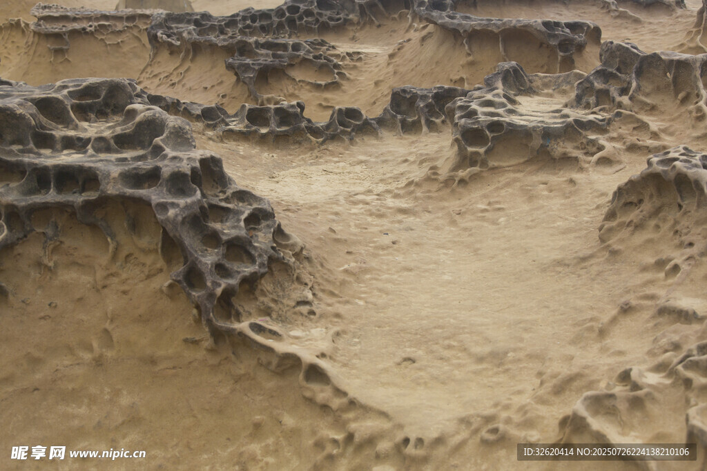 沙漠中奇特的岩石地貌