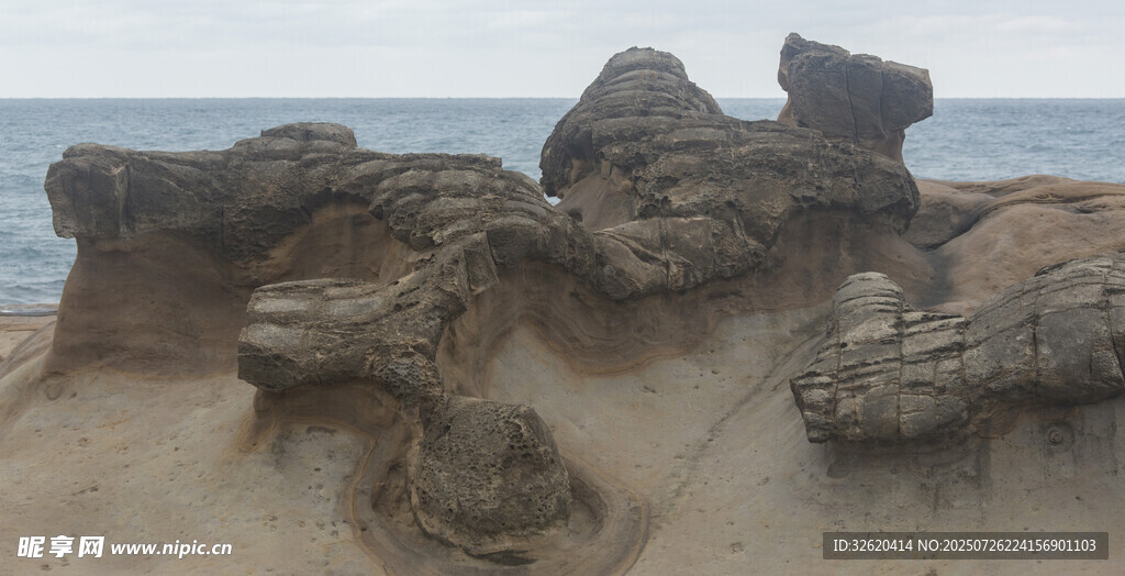 海边奇特造型的岩石