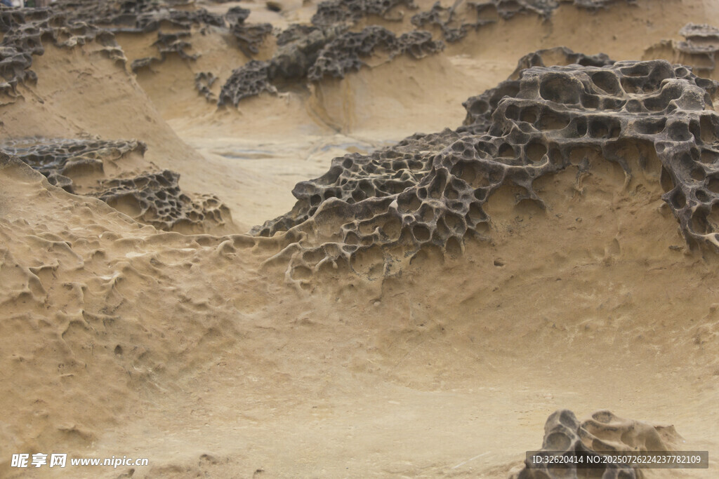 沙漠中的奇特岩石地貌