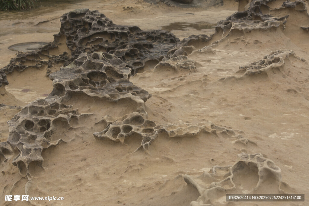 沙漠中奇特的风化岩石