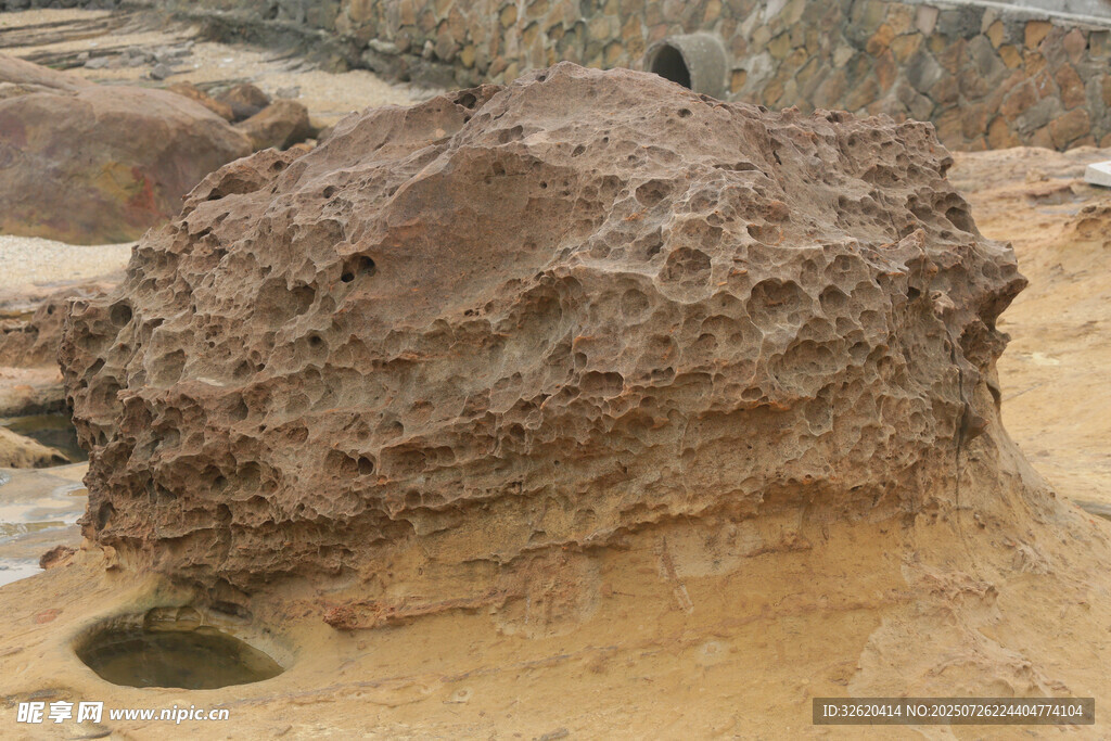奇特造型的褐色岩石