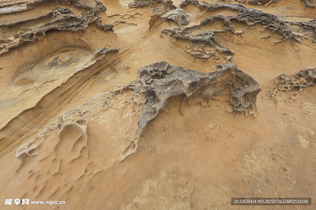 沙漠中奇特的岩石地貌