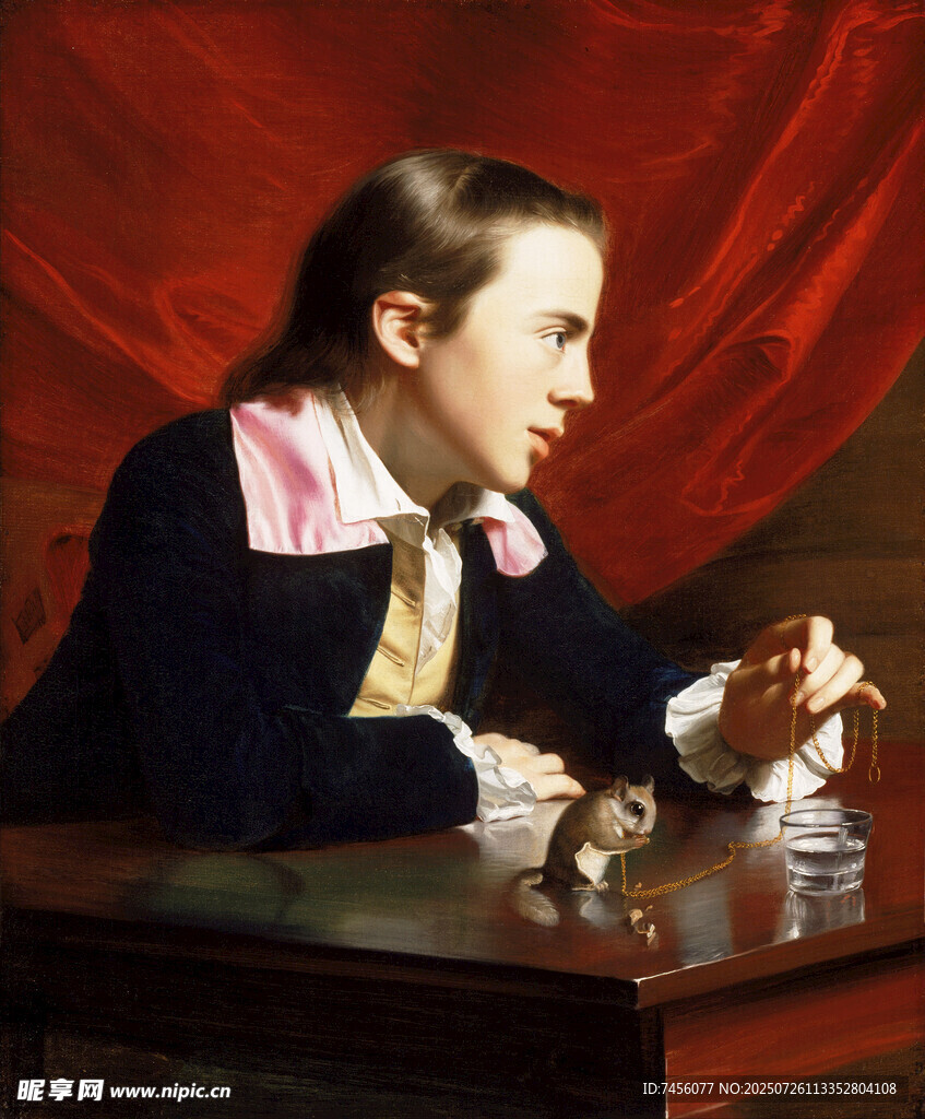 男孩桌边逗弄小老鼠