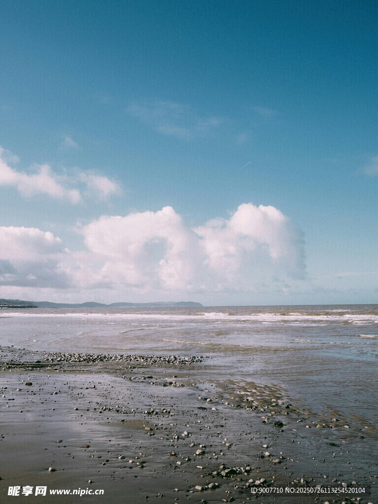海边蓝天与蓬松云朵美景