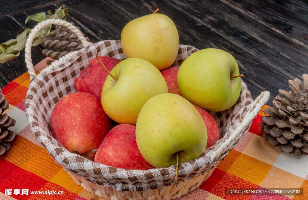 篮子里的多彩新鲜苹果