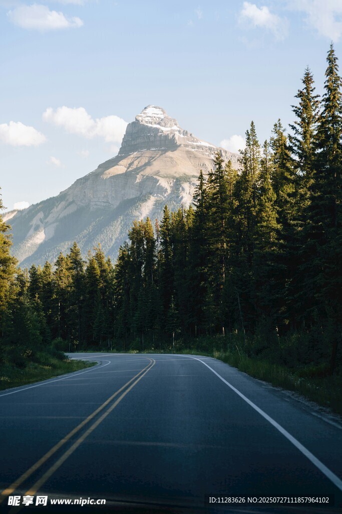 山间公路通向巍峨山峰
