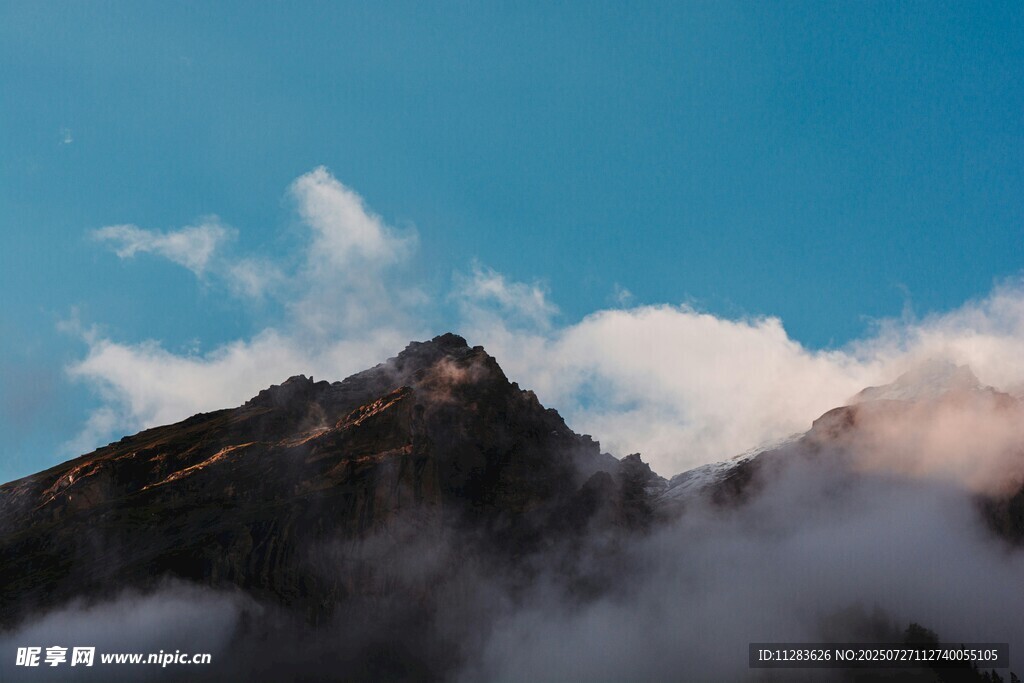 云雾缭绕的巍峨山峰