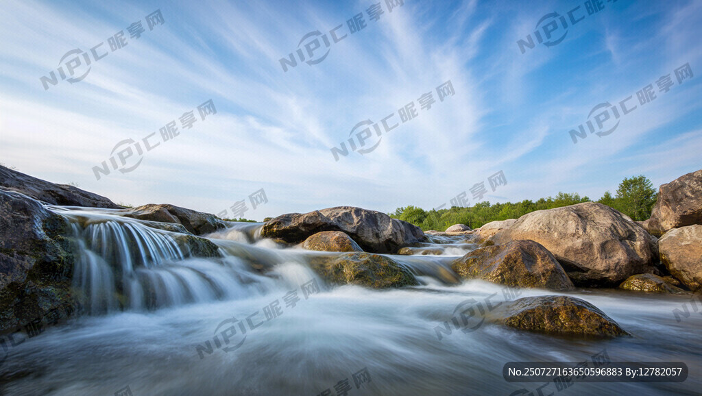 摄影图 淡蓝色天空 流水