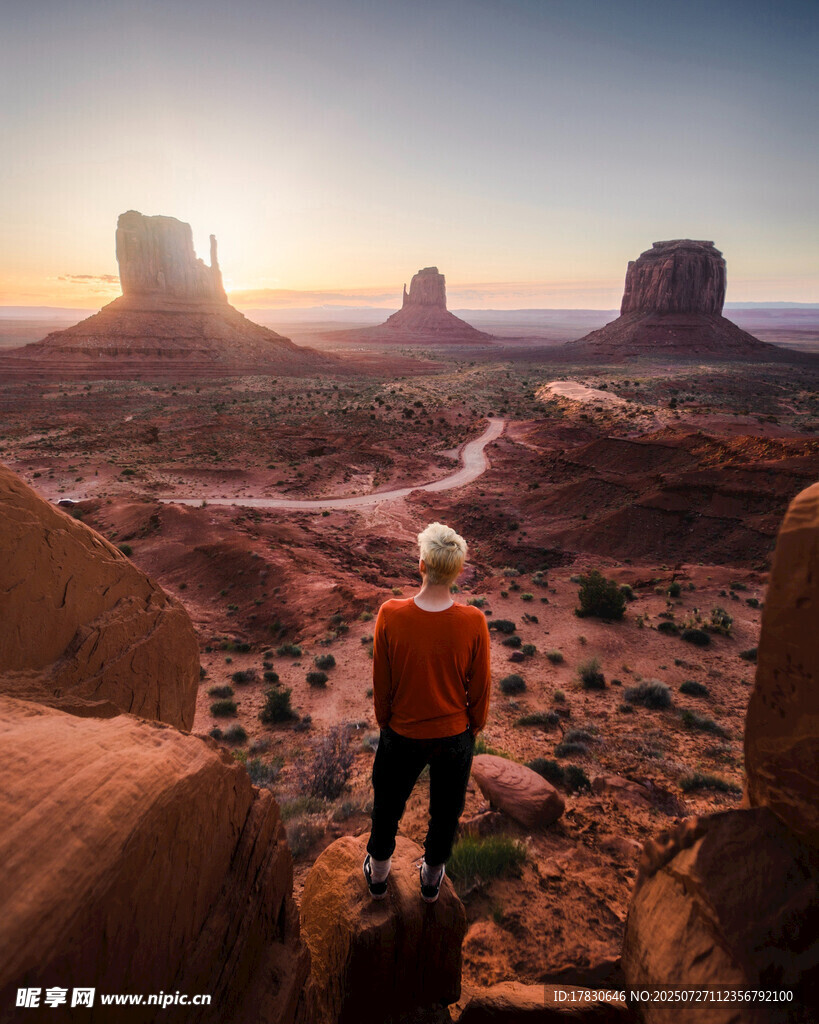 旅人赏览荒漠壮丽风光