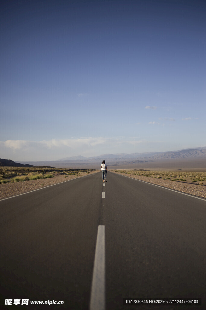 公路上独自骑行的身影