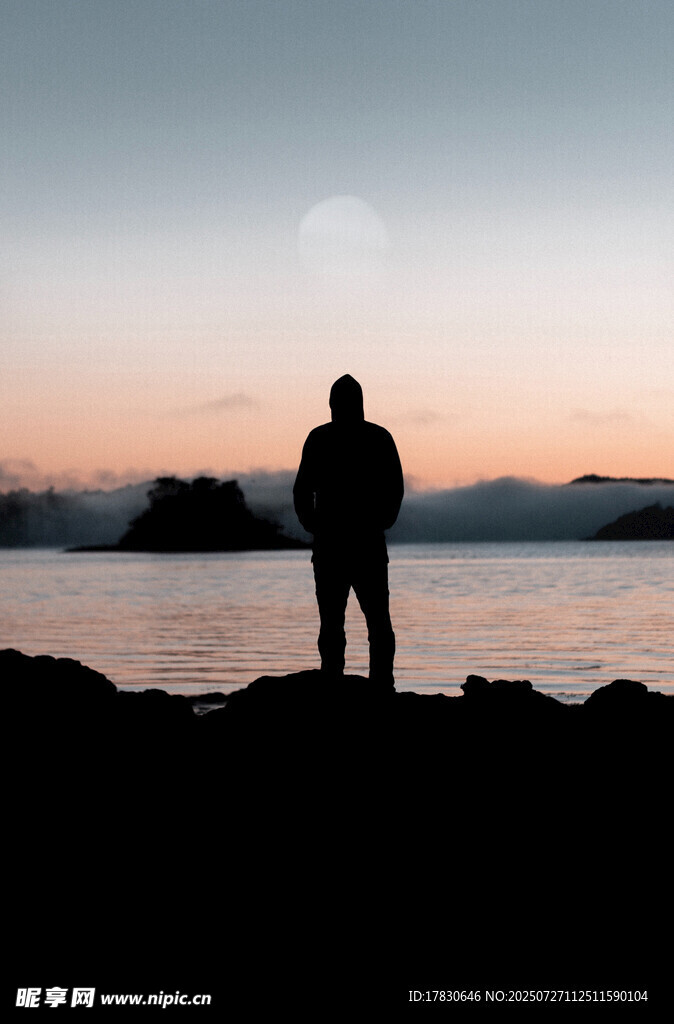 海边独行者的静谧时刻