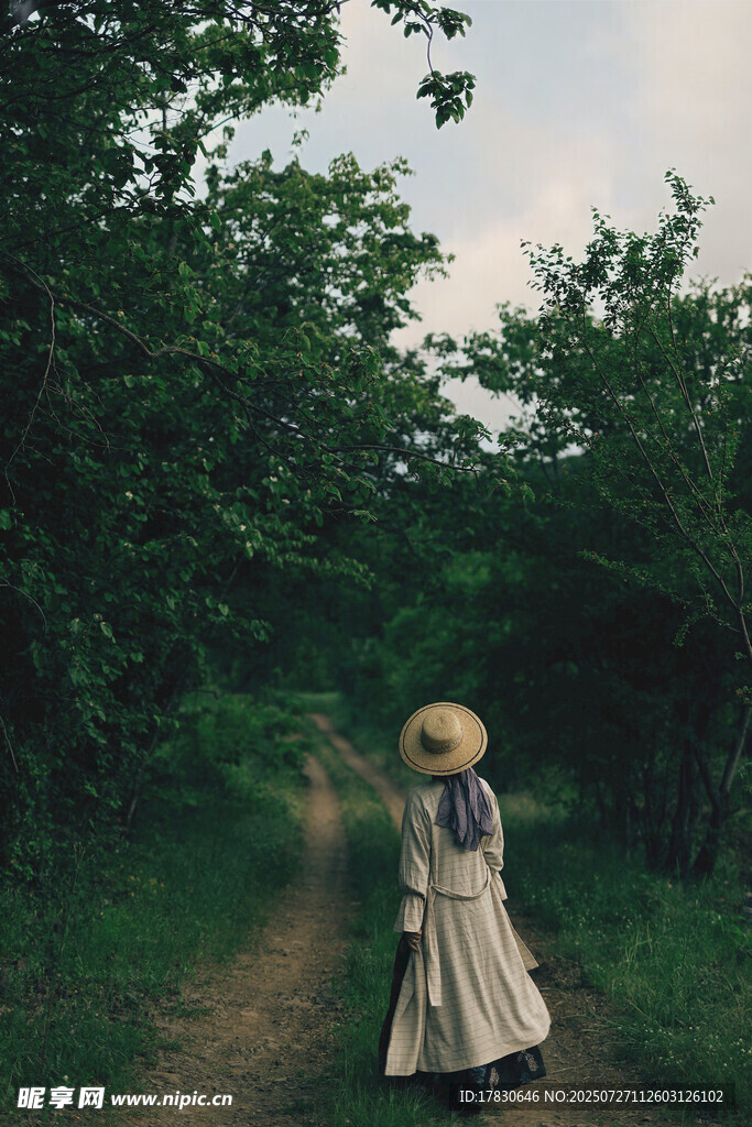 漫步林间的长裙女子