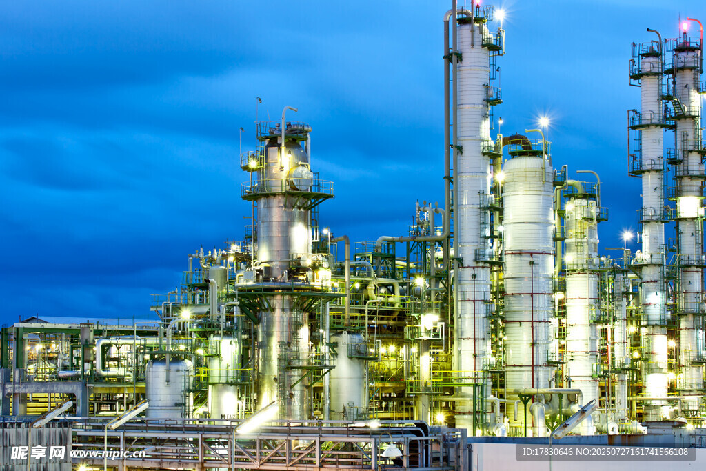 夜幕下的现代化炼油厂