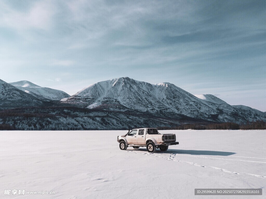 雪地中的车辆与远处山脉