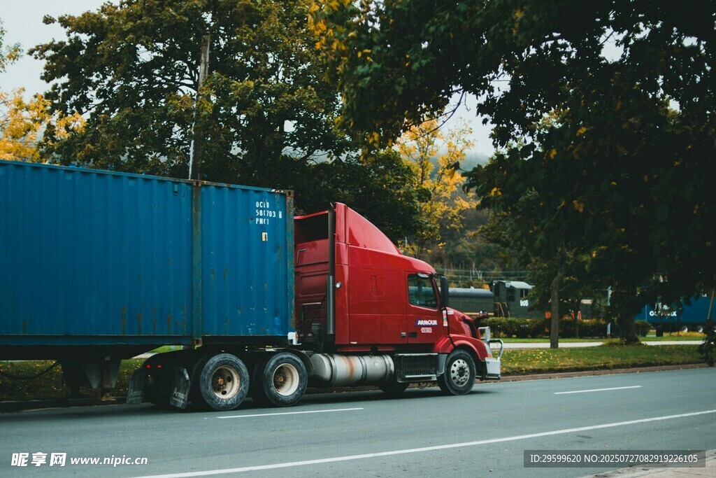 公路上的红色重型货运卡车