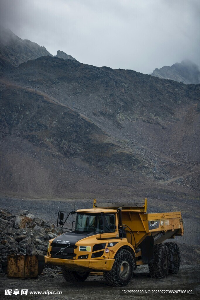 矿山中的黄色自卸工程车