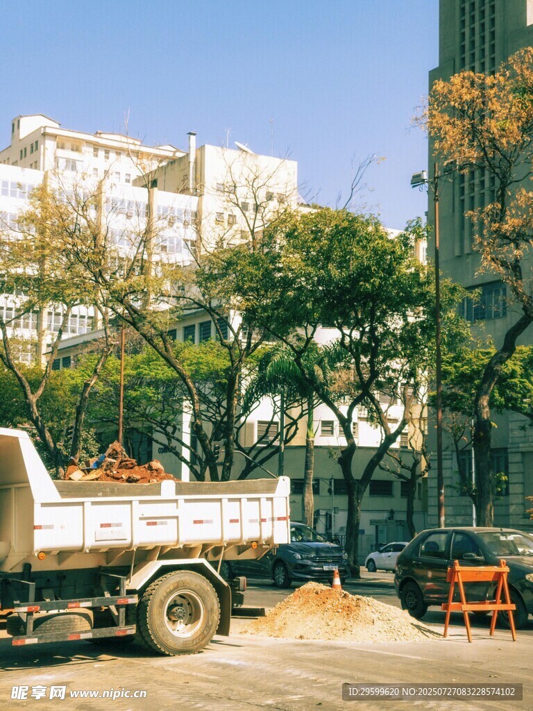 城市街道旁的载货卡车