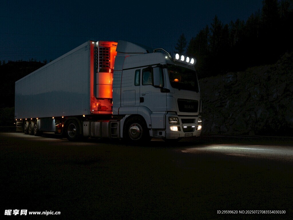 夜间行驶的大型货运卡车