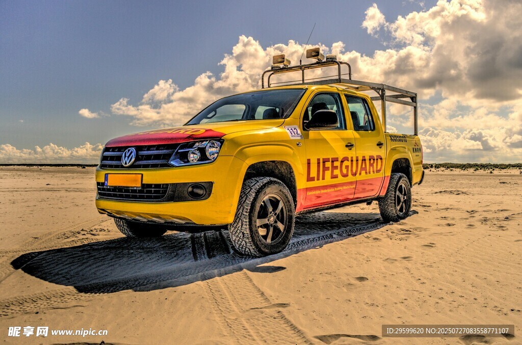 沙漠中的黄色救援越野车