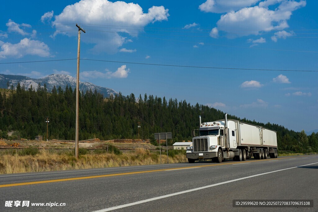 公路上行驶的白色大货车
