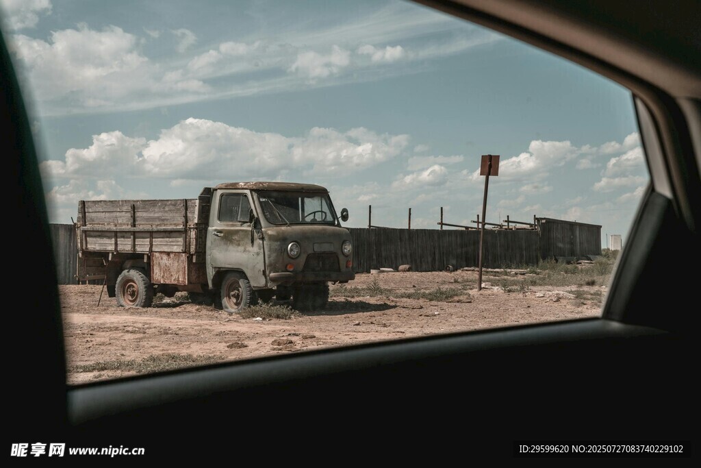 车窗外的旷野卡车景象