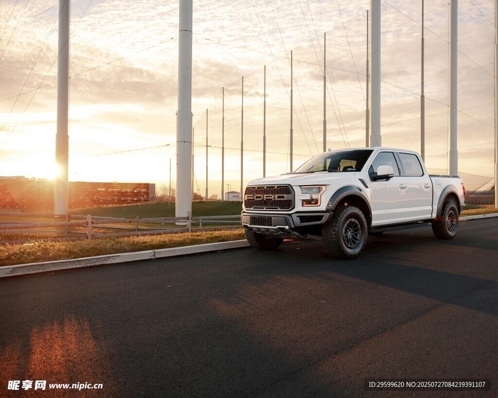 夕阳下的白色皮卡