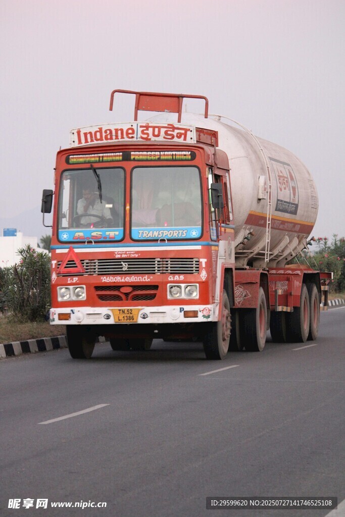 红色大型运料罐车在路上