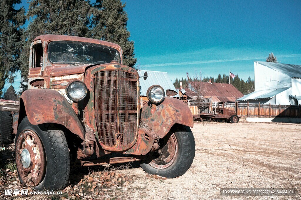 老旧汽车停于户外场景