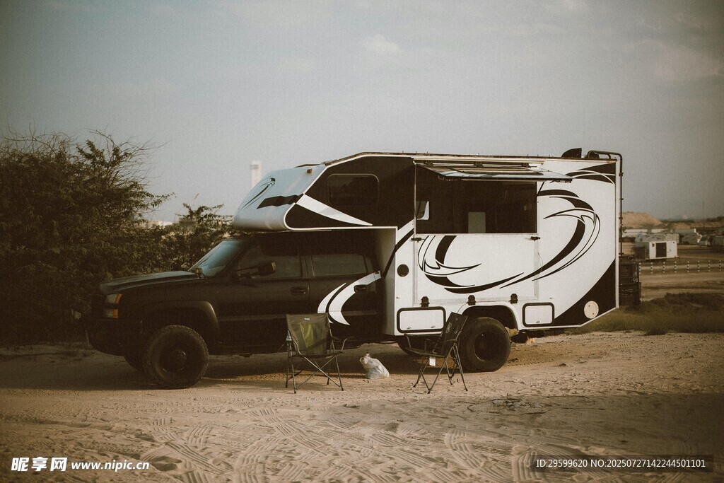 野外露营车与越野车