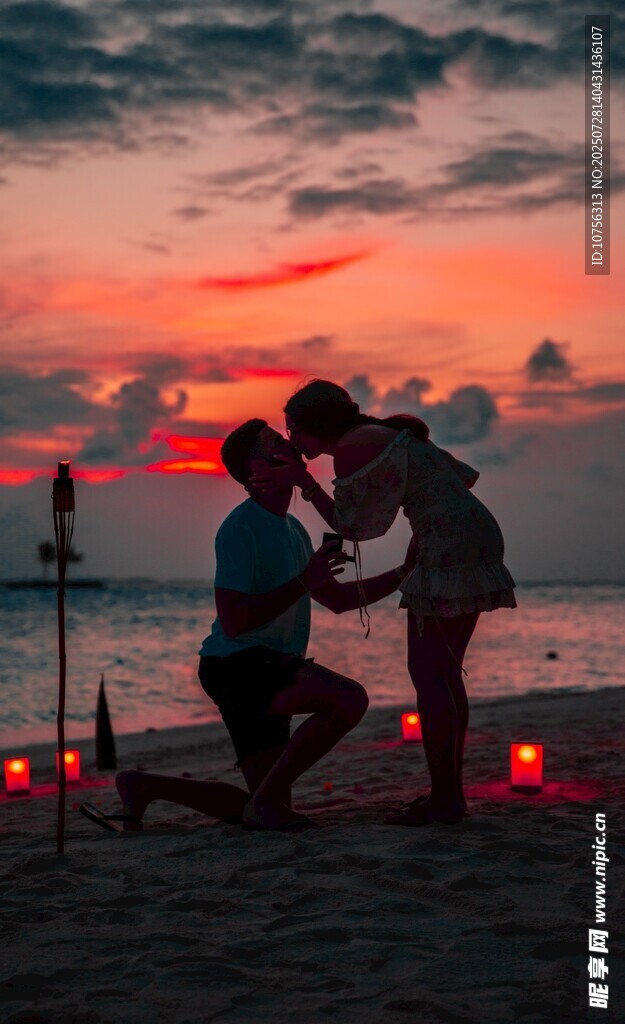 夕阳下浪漫求婚瞬间