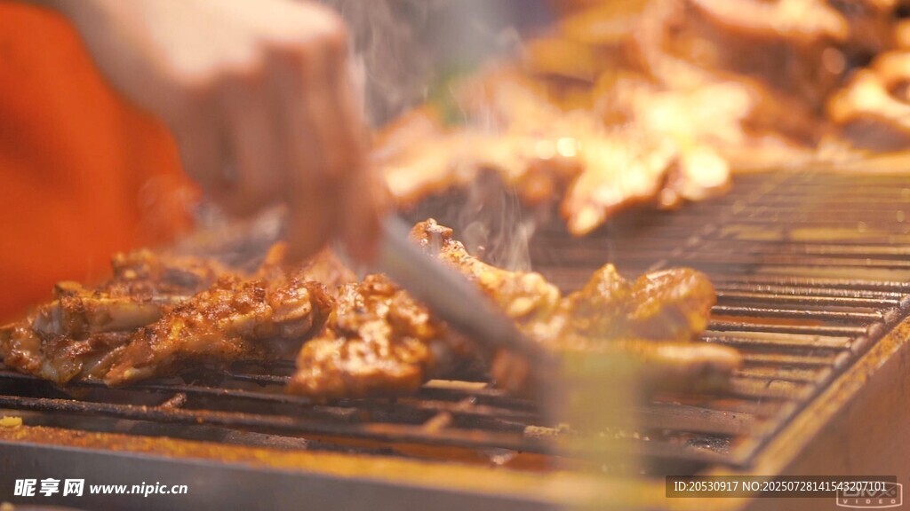 户外烧烤架上的美味烤肉视频素材