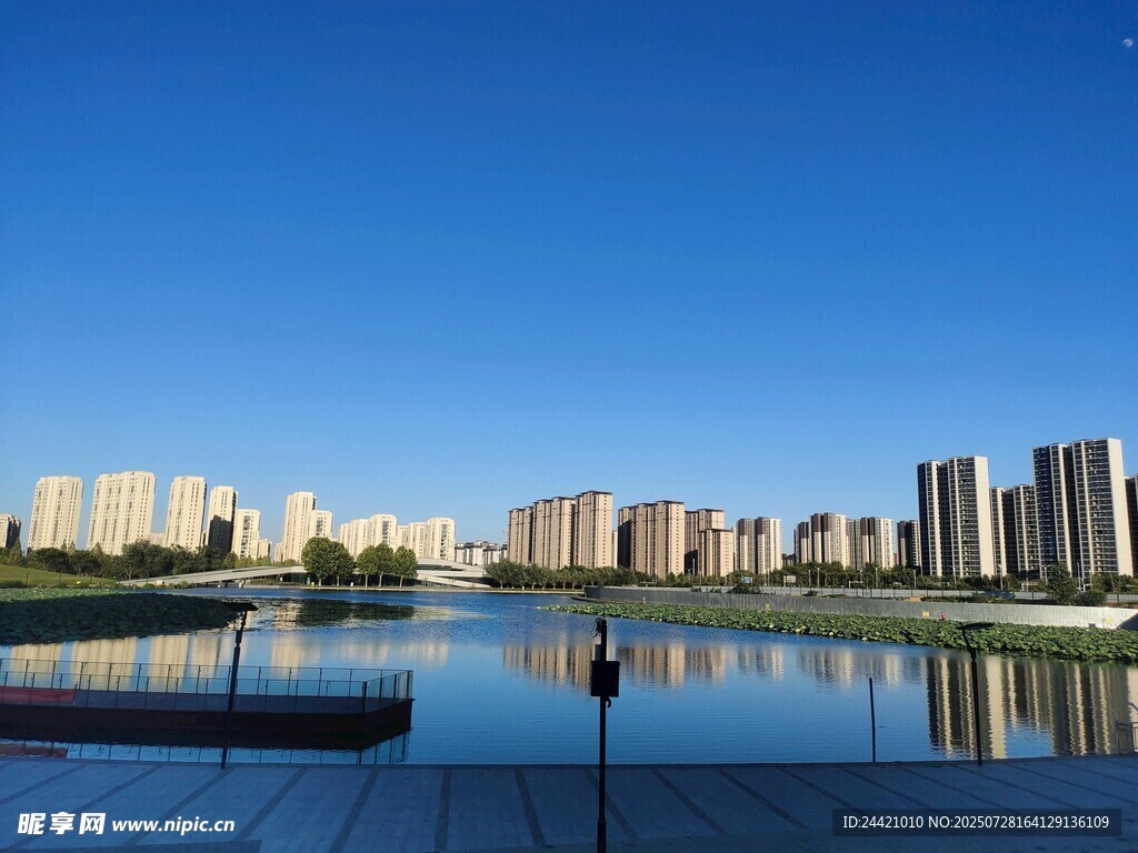 康平湖   湖畔风景图