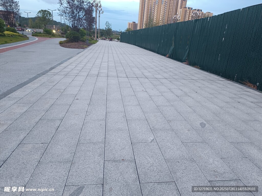 户外灰色砖石铺就的路面